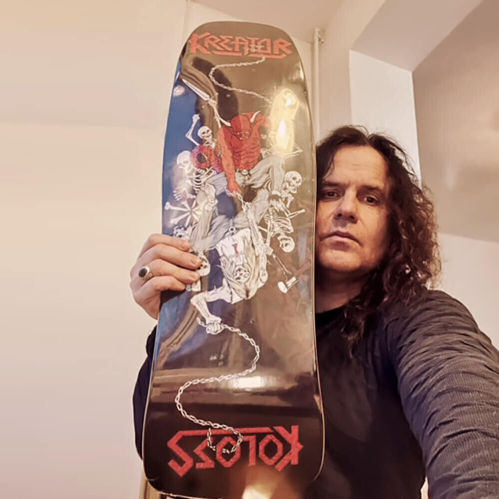https://images.bravado.de/prod/product-assets/product-asset-data/kreator/kreator/products/139638/web/304728/image-thumb__304728__3000x3000_original/Kreator_Kreator-vs-Koloss_Skateboard-Deck_s139638_o206048_a304728_v11906195.240d03e0.jpg